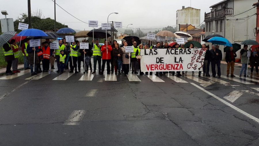 Bergondo afirma que las aceras de Vixoi se construirán por seguridad