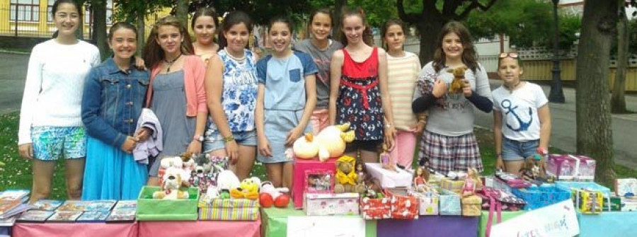 Las vendedoras más jóvenes del Campo de Marte celebran su cuarto mercadillo solidario