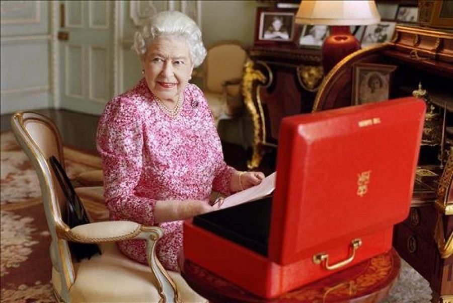 Isabel II y su maletín rojo