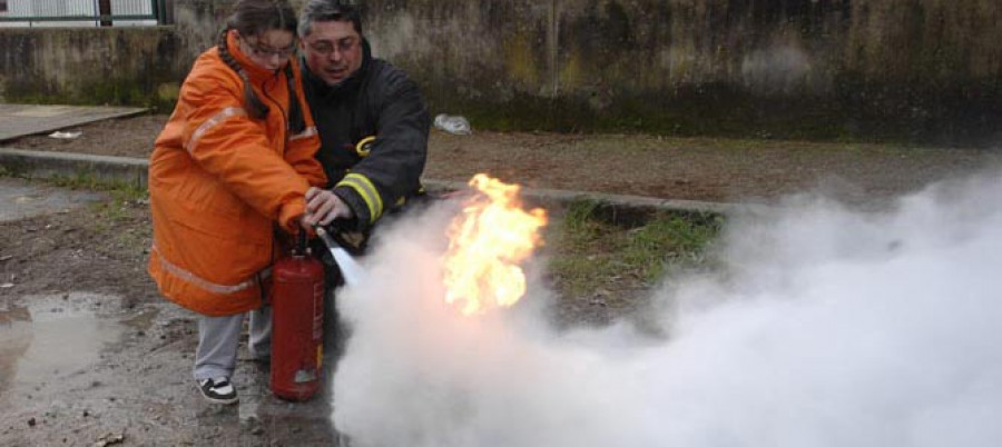 Medio centenar de escolares aprenden las labores que realizan los bomberos