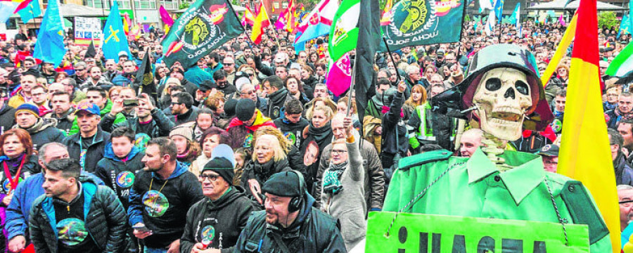 Guardias civiles y policías marchan en Ourense por la igualdad salarial