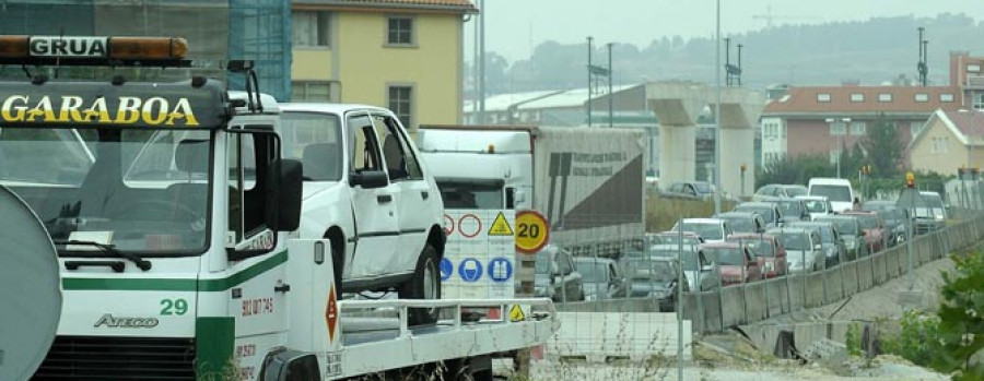 Un choque entre un turismo y un camión acrecentó el habitual colapso de mediodía en la salida de A Grela