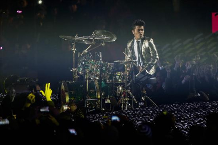 Bruno Mars calienta el Super Bowl a ritmo de soul y rock