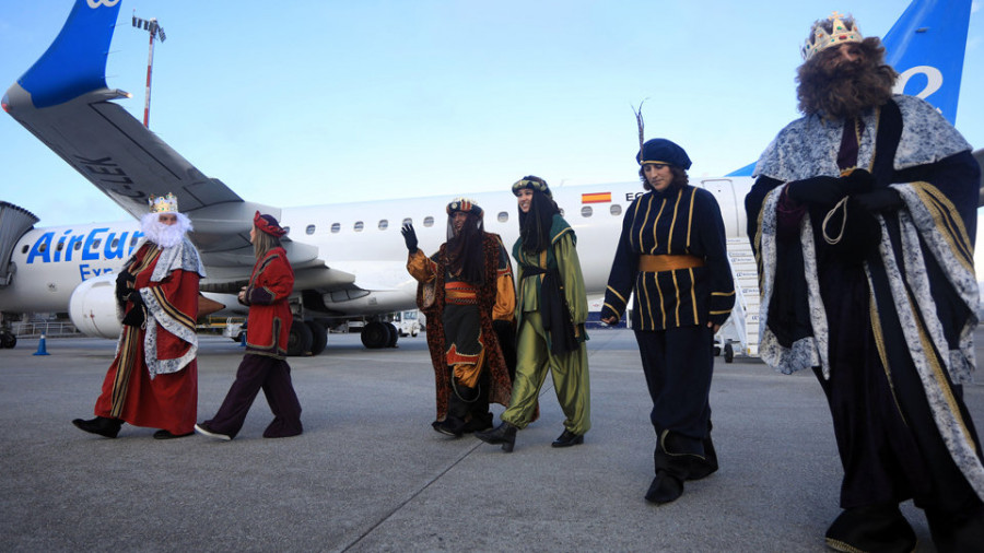 Los Reyes Magos aterrizan en Alvedro para recibir las cartas de última hora antes de la Cabalgata
