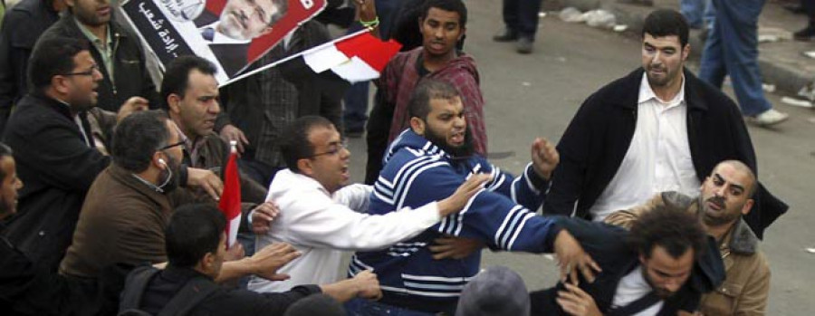 La división entre los egipcios deriva en una batalla campal que deja dos víctimas mortales