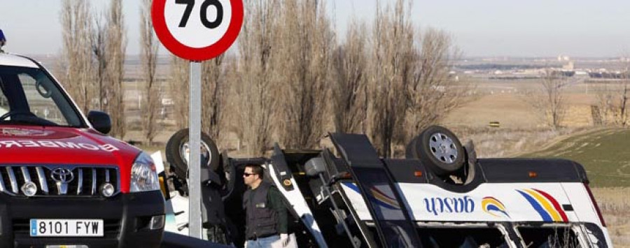 El accidente de un bus escolar se salda  con una joven muerta y diez heridos