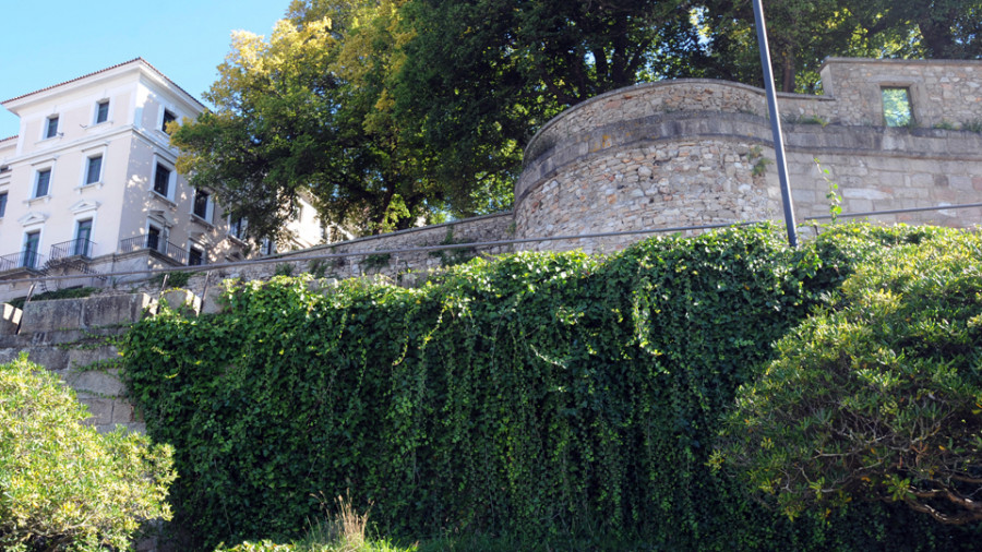 Los vecinos de la Ciudad Vieja reclaman desde hace años el cuidado de las murallas del Parrote