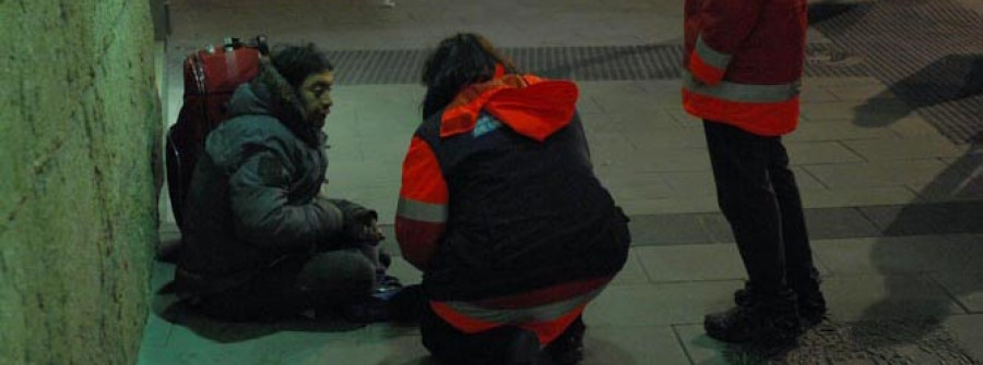 Café, caldo, mantas y la compañía de los voluntarios hacen la noche menos fría