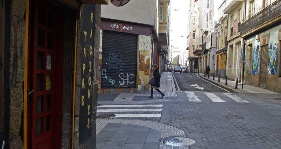 Un joven apuñala por la espalda a otro en el Orzán y le roba la cazadora