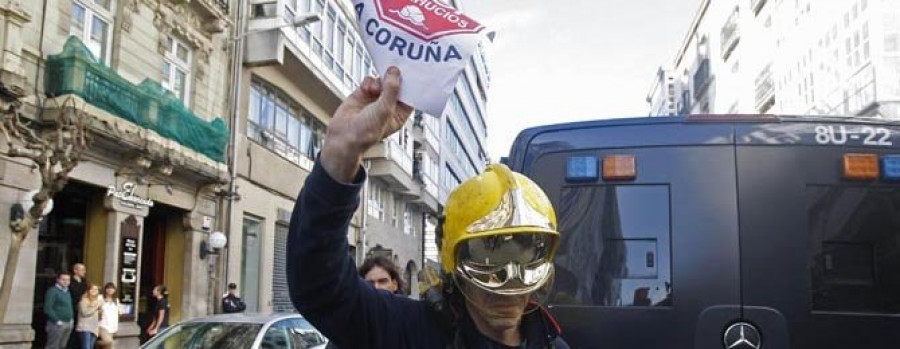 Acusan de alterar el orden público al bombero que se negó a actuar  en el desahucio de Aurelia Rey