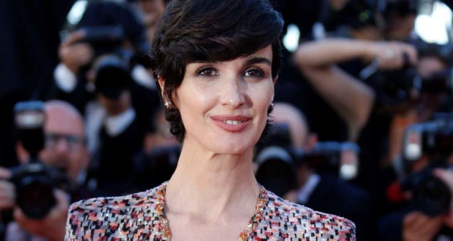 La actriz Paz Vega pasea por la alfombra roja del Festival de Cannes