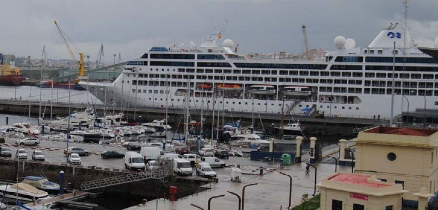 El “Pacific Princess” se estrena como visitante del puerto coruñés