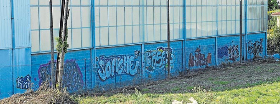 Las pintadas invaden el pabellón que en 2003 donó un vecino de Guiliade