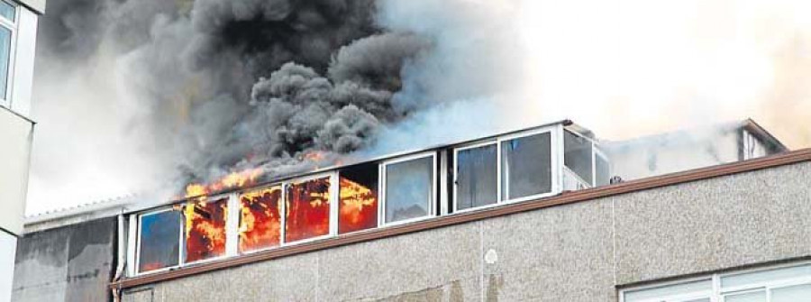 Fallece un anciano en el incendio de su vivienda en el centro de Carballo