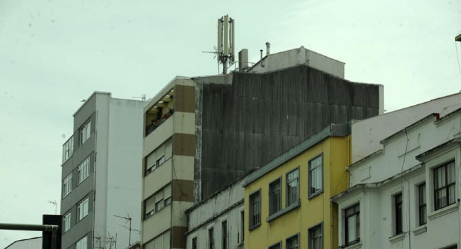 El barrio de Los Rosales se levanta contra una antena en el área comercial