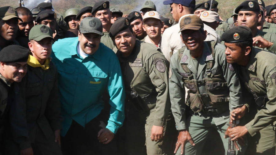 Maduro y la oposición intentan conseguir el apoyo de los militares