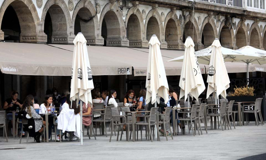 Los hosteleros de La Marina ven caer su facturación debido a las limitaciones horarias de los locales