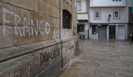 Aparecen pintadas contra Franco en el exterior de la Casa Cornide