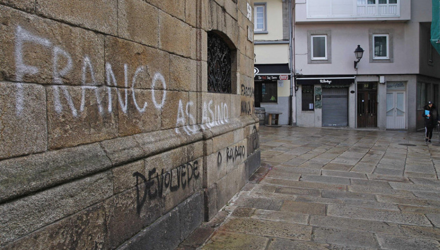 Aparecen pintadas contra Franco en el exterior de la Casa Cornide