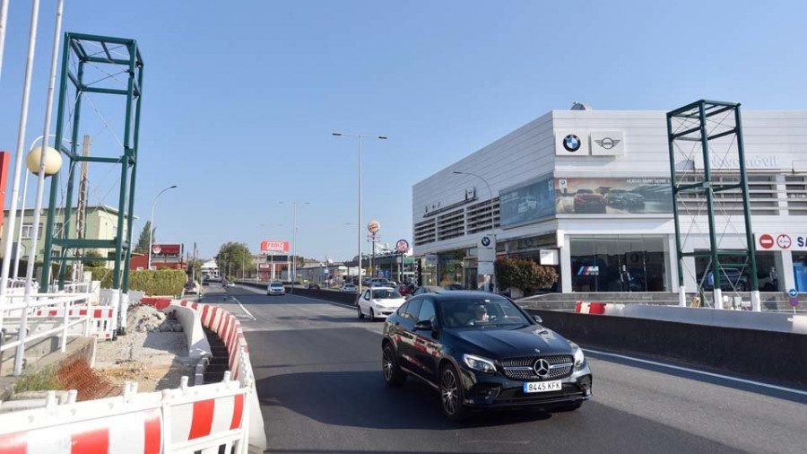 Fomento ultima la instalación de una de las dos pasarelas peatonales de la N-VI en Perillo