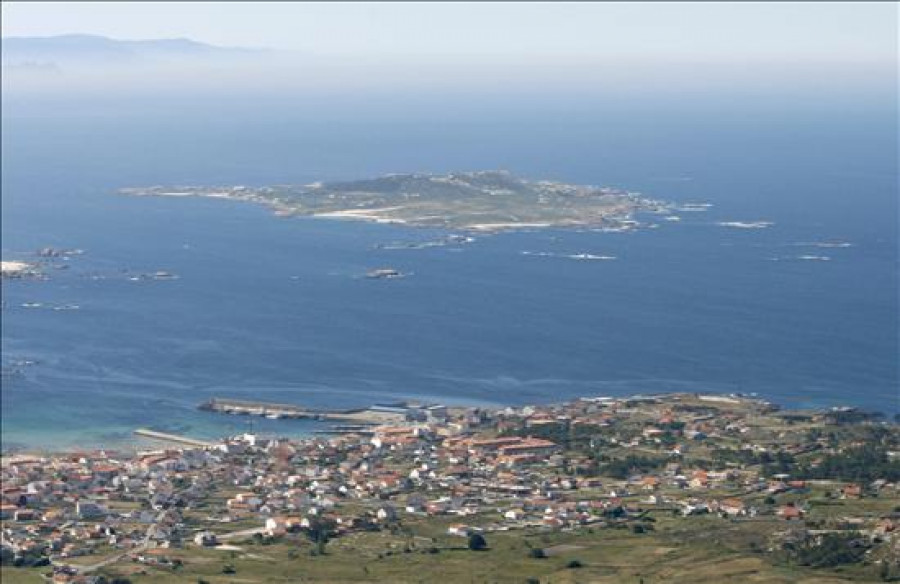 La Xunta retira casi cuatro mil kilos de basura de la isla de Vionta, en Arousa