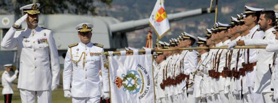 Los reyes celebran  en Marín los 25 años  de la graduación de Felipe VI en la Armada