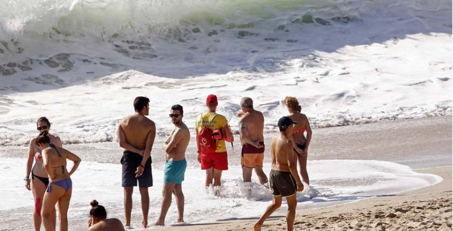 El fuerte oleaje obliga a realizar cinco rescates y a cerrar la playa del Orzán