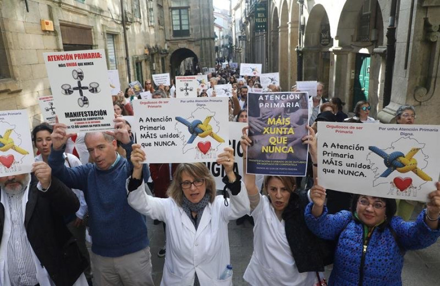 Cientos de médicos claman en Santiago por "la dignidad" de la atención primaria