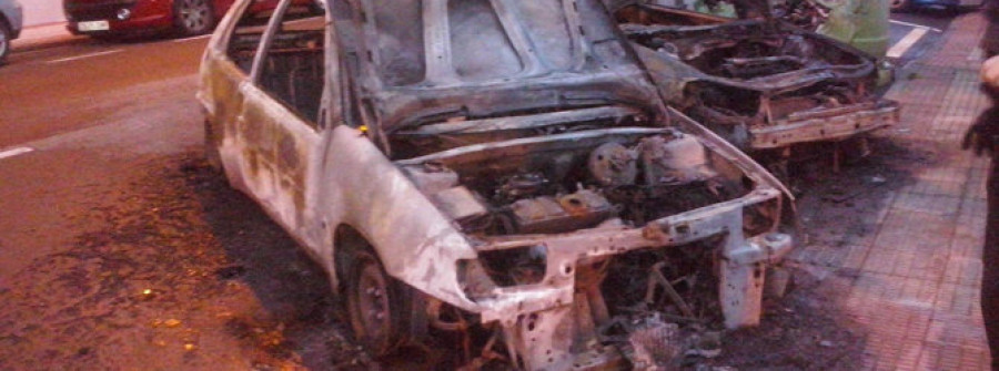 Un incendio causado por un grupo de jóvenes calcina dos coches en Cambre