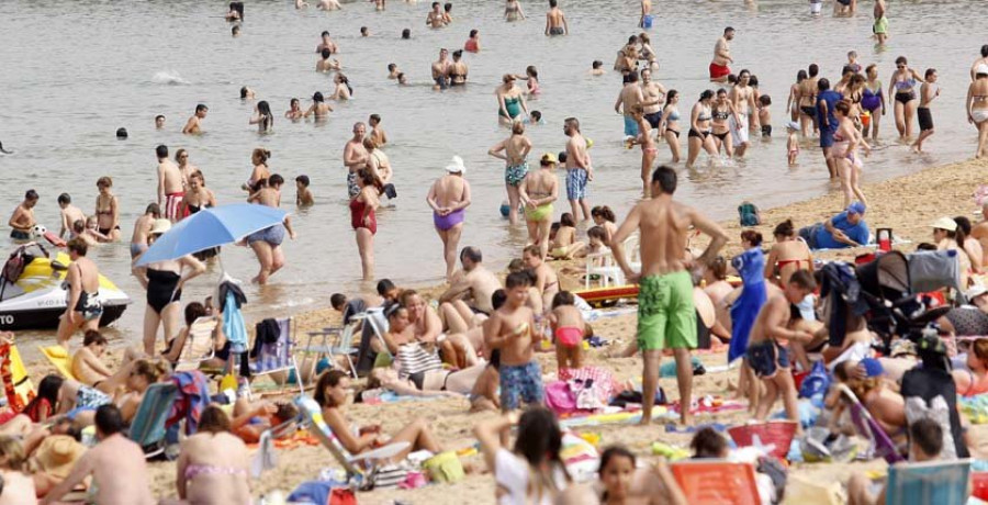 Rescatan a dos jóvenes aisladas por la marea en la playa de Oza