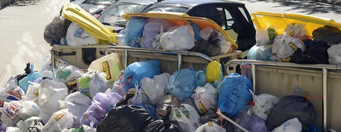 La ciudad clama una solución ante la acumulación de basura por la huelga