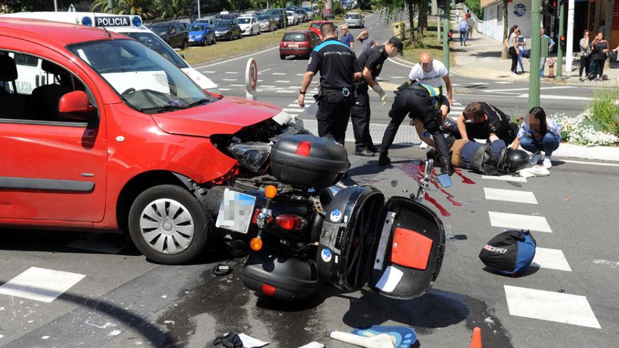 Herido grave un motorista en un choque con una furgoneta en la ronda de Outeiro