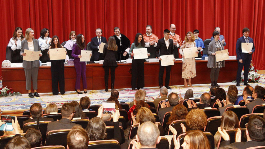 La Universidad rinde homenaje a sus estudiantes “excelentes” con la entrega de 313 premios