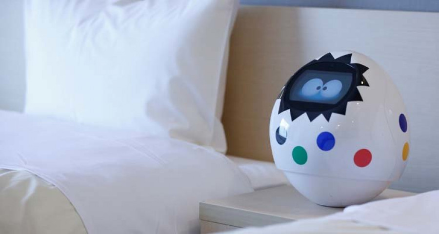 el robot tapia empieza a realizar la  labor del conserje en los hoteles