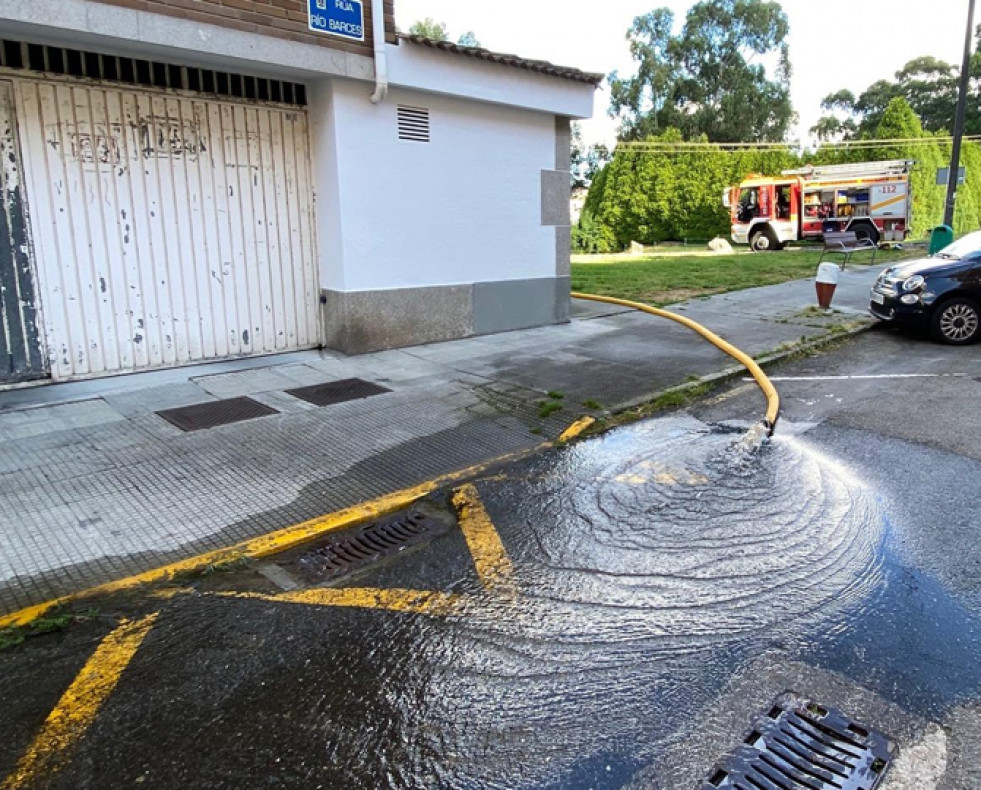 La rotura de una canalización provoca una inundación  en un garaje de A Barcala