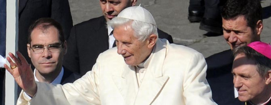 Benedicto XVI da su último  y más emotivo abrazo a los  fieles en la plaza de San Pedro
