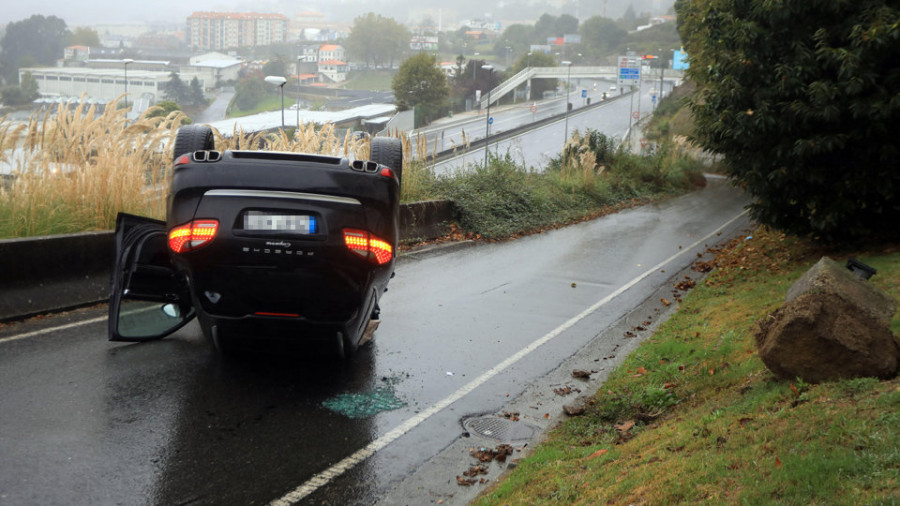 La lluvia depara una jornada llena de accidentes pero sin heridos graves