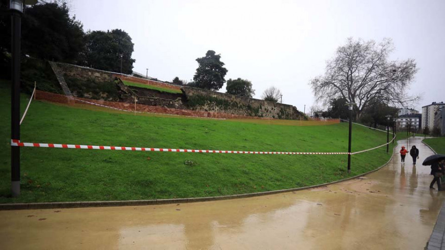 El Ayuntamiento estudia el estado del muro del parque de Oza antes de iniciar su restauración