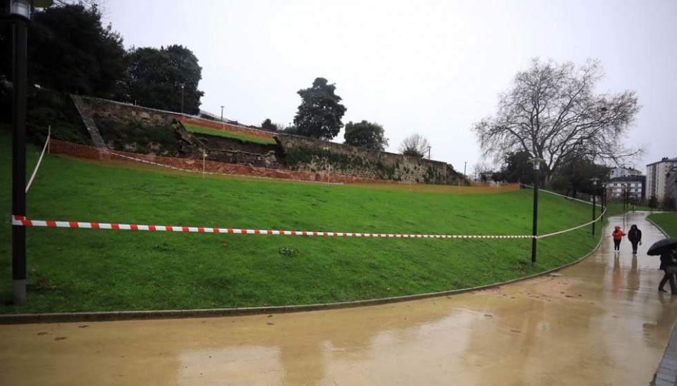 El Ayuntamiento estudia el estado del muro del parque de Oza antes de iniciar su restauración