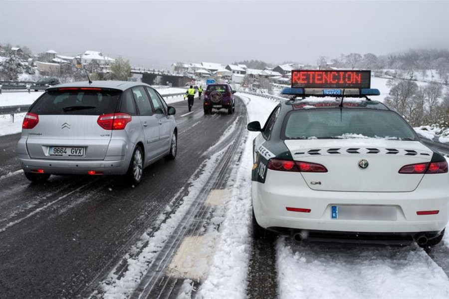 El frío y la nieve complica el estado de las carreteras en Ourense