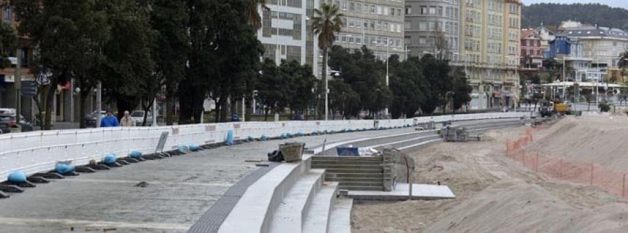 El Paseo Marítimo ya deja ver cómo será la grada que estrenará en verano