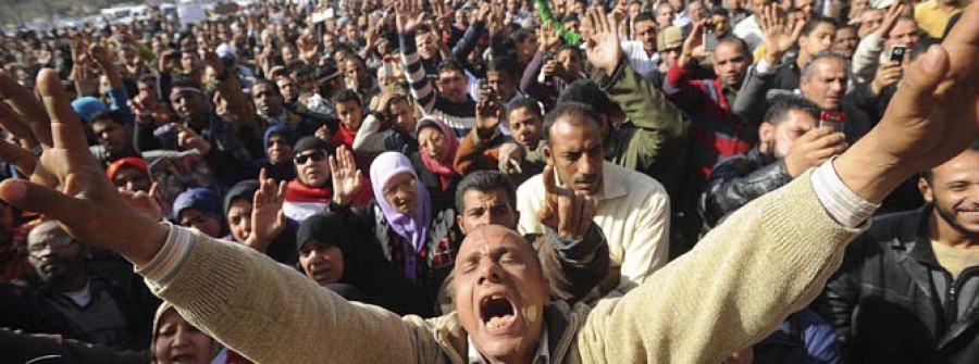 Miles de egipcios piden en manifestaciones por El Cairo la renuncia de la junta militar