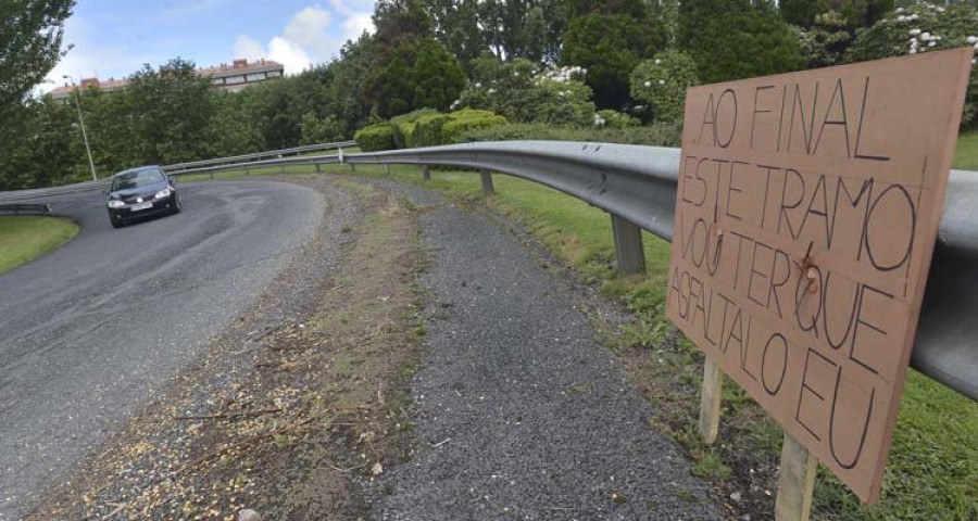 Un cartel y una dosis de sorna para reclamar el arreglo 
de una carretera