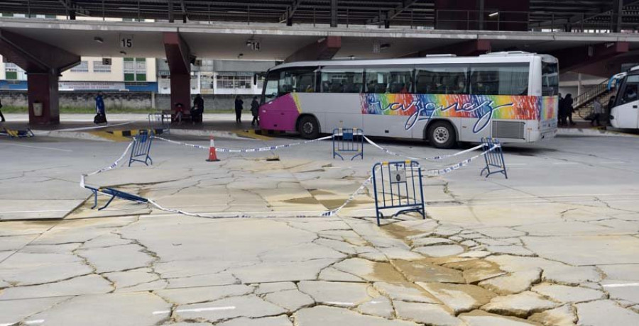 La empresa que pavimentó en 2014 la estación de bus asume la reparación
