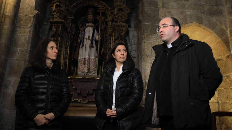 Descubren un relieve policromado del siglo XV detrás de un retablo barroco de Santa  María do Azougue