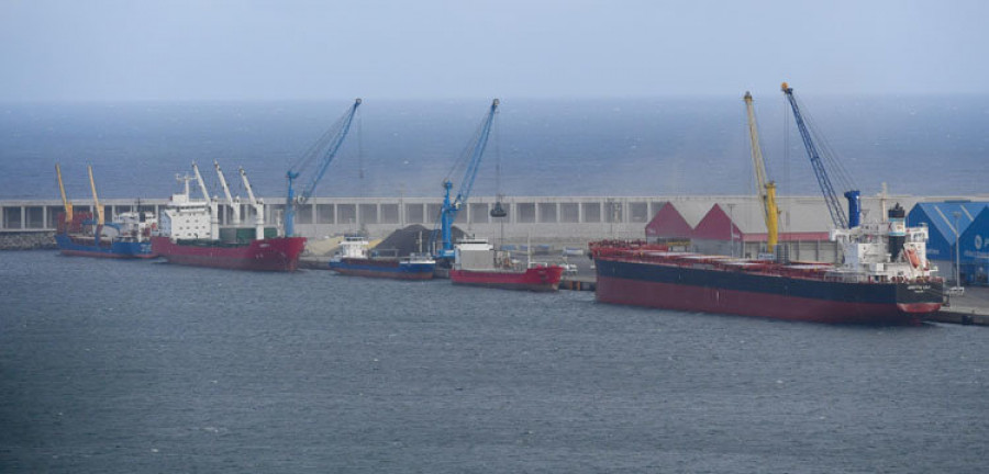 Langosteira recibe a cinco mercantes que moverán unas 55.000 toneladas