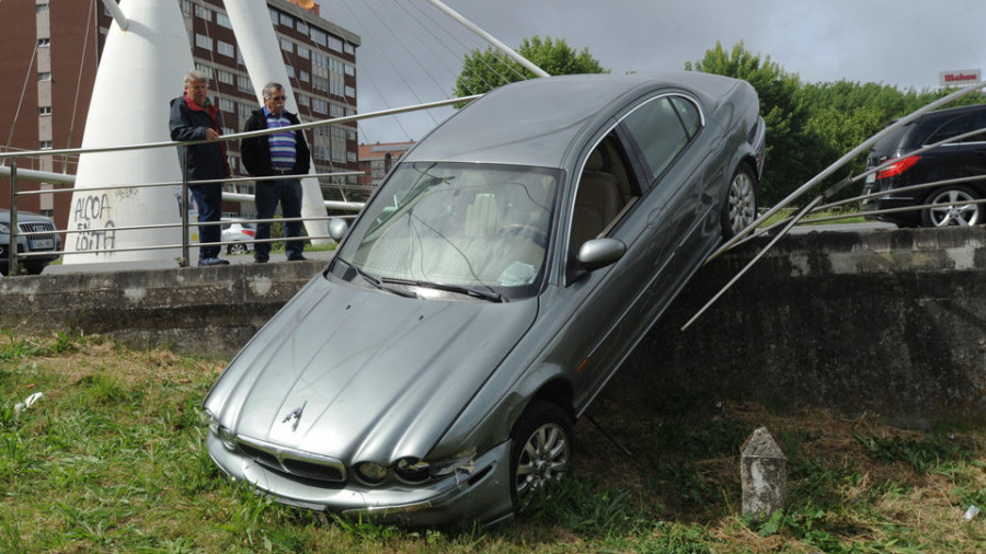 Un nonagenario pierde el control de su vehículo y 
se estrella en San Cristóbal