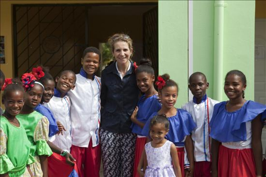 La infanta Elena visitó un proyecto de acogida de huérfanos en la Rep.Dominicana