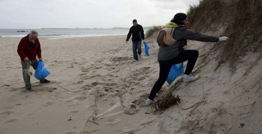 Voluntarios de Mar de Fábula limpian la playa de Barrañán
