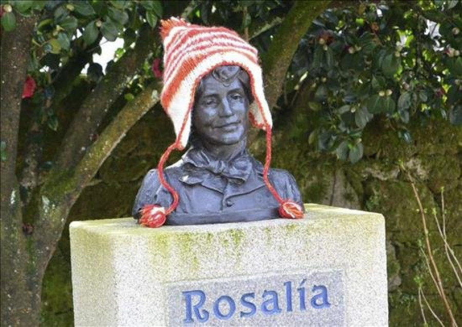 Prendas de ropa tejidas a mano en honor a Rosalía de Castro